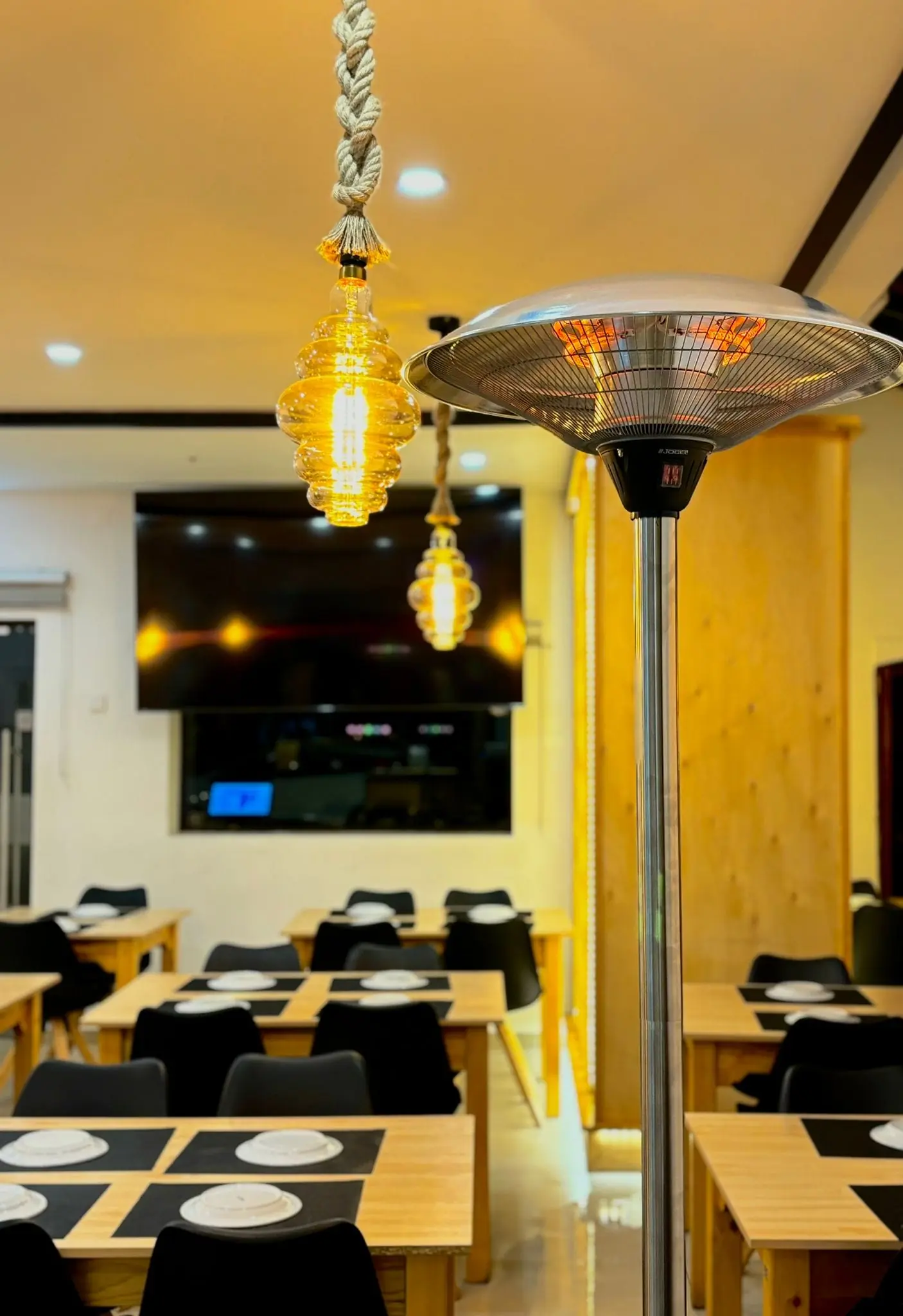 Clientes a desfrutar da esplanada ao ar livre